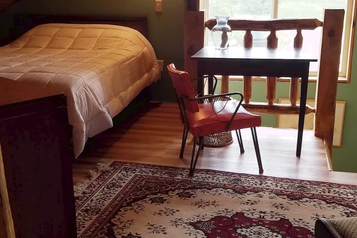 El loft es un lugar cómodo para dormir y hacer un poco de trabajo por la tarde.