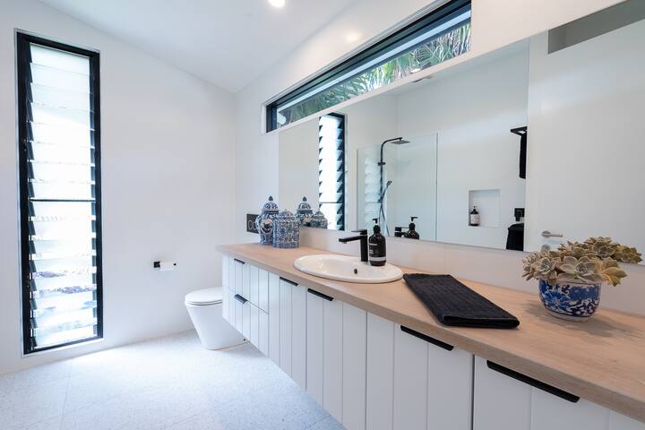 Bamboo Beach House (Linen included) gallery image 4