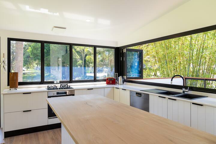 Bamboo Beach House (Linen included) gallery image 3