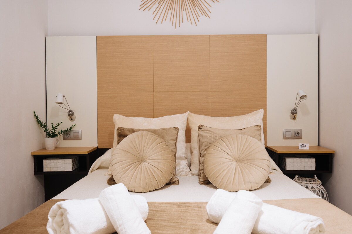 שידות ליד המיטה עם תאורת LED ומצעים לבושים בקיץ