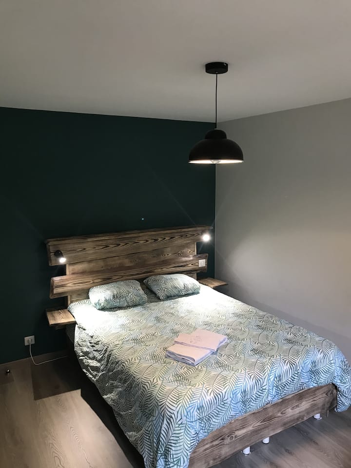 Спална соба 1 (главна), брачен кревет (широк 180 - 200 см)