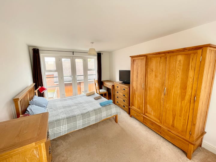 Basingstoke Spacious Triple Room Near Hospital Houses for Rent in