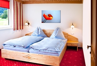 חדר שינה עם מיטה זוגית, ארון עם 3 דלתות ונוף הררי יפהפה