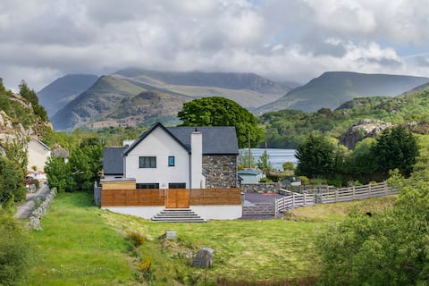 Arlyn, Padarn Lake Viewpoint in Snowdonia.