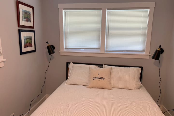 「芝加哥」客房向棒球致敬，配有一台小电视（带天线）、大衣橱和单人充气床垫空间。 