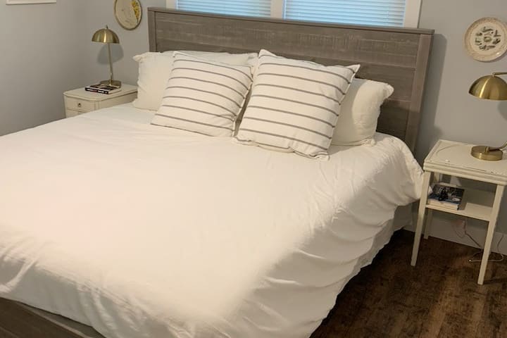 舒适的新加大双人床，配有阅读灯和全功能卫生间。 