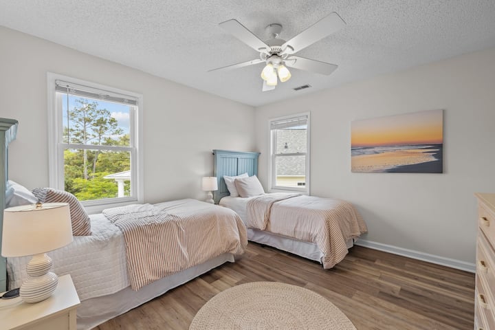 Twin room. Plenty of space for a pack and play for our littlest guests.