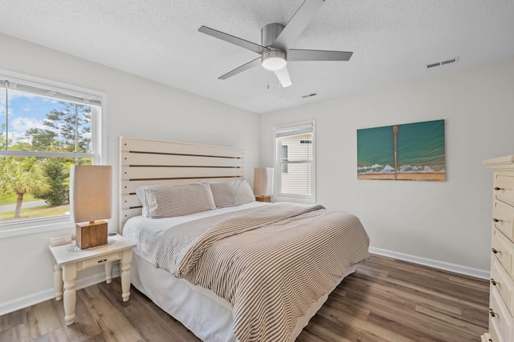 Downstairs master. King memory foam mattress.
