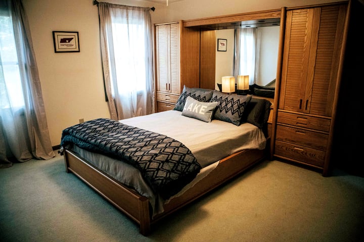 三楼卧室，配备Sealy Queen Posturpedic床垫