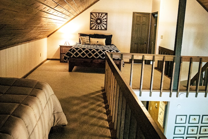 阁楼卧室，配备标准双人床和双人记忆泡沫床垫