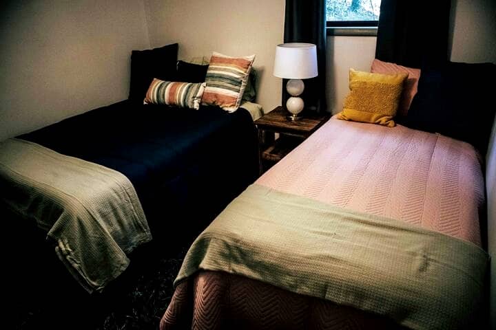 楼下卧室配备全新的标准双人床和双人记忆泡沫床垫