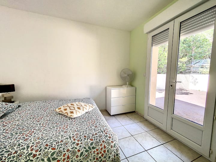 4号卧室配有双人床