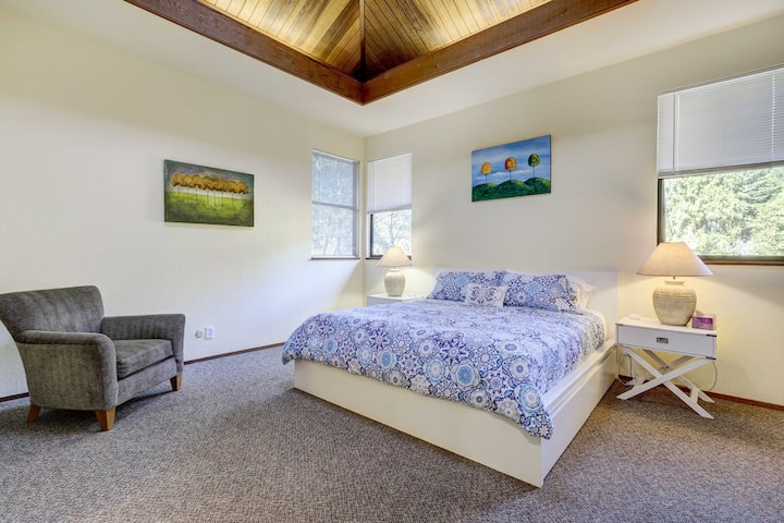 Chumba cha kulala cha Master na kilicho na kila kitu.  Mwangaza mwingi na kitanda cha ukubwa wa kifalme.  