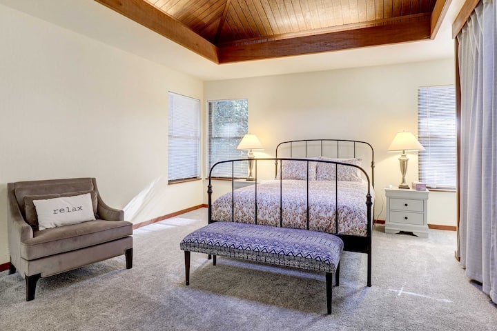 Second Master with ensuite and queen size bed. 