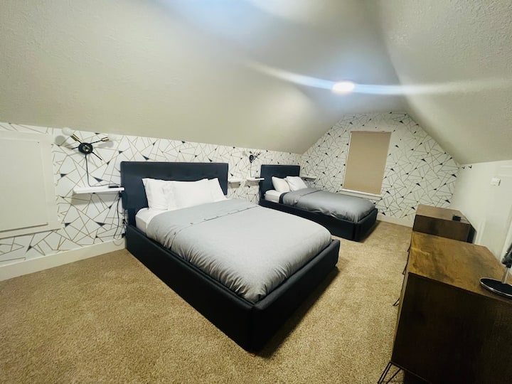 سريران ملكيّان