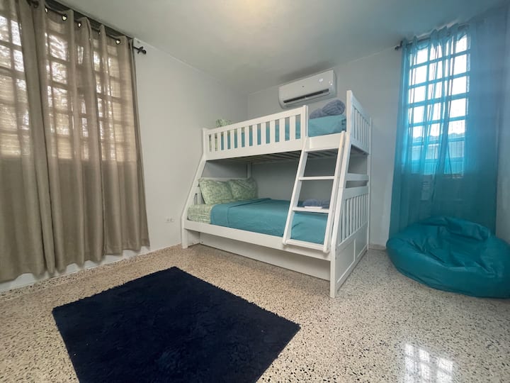 Chumba cha 3 cha kulala: Kiyoyozi chenye kitanda cha mtu mmoja na kilichojaa