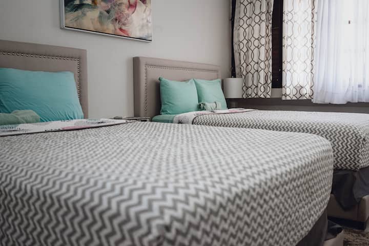 Chumba cha 4 cha kulala (ghorofa ya 1). Kiyoyozi chenye vitanda viwili vya ukubwa kamili