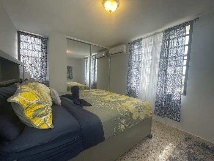 Chumba cha 2 cha kulala:  Kiyoyozi na Godoro la Tempur-Pedic lenye ukubwa wa King 