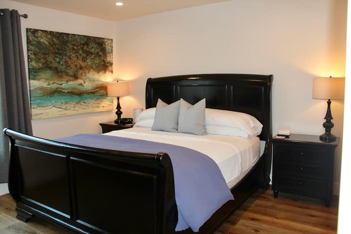 Krevet veličine CalKing u zasebnoj spavaćoj sobi.