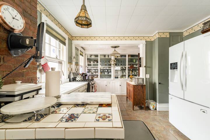 Rochester Royal Estate – 7 Beds, 5.5 Baths gallery image 5