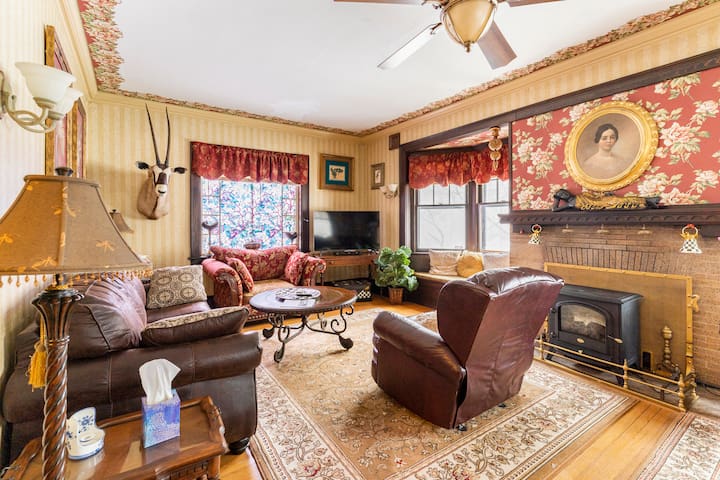 Rochester Royal Estate – 7 Beds, 5.5 Baths