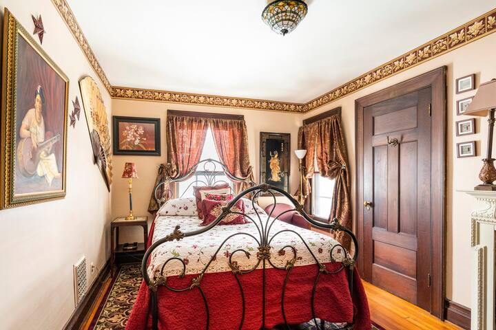 Rochester Royal Estate – 7 Beds, 5.5 Baths gallery image 4