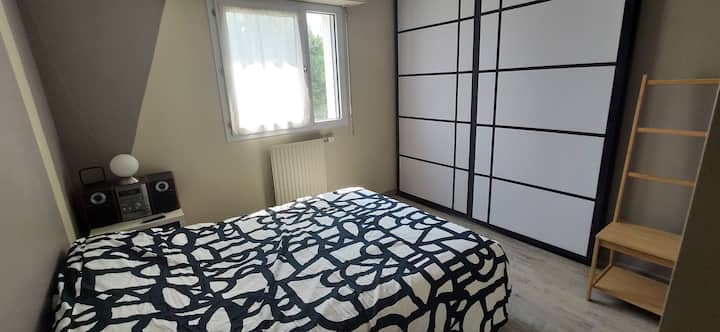 Საძინებელი 3 : 10 მ2, მცურავი ხის იატაკი, 1 ორადგილიანი საწოლი, 1 ტუმბო, მინი-ჰიფი, 1 სკამი, კარადა, ფანჯრის ეკრანი. Თეთრეული და პირსახოცები უზრუნველყოფილია.