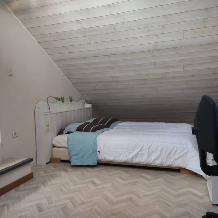 Საძინებელი 1, სხვენი, 8 მ2 (20 მ2 იატაკზე), ლინოს იატაკი, 1 ორადგილიანი საწოლი, 1 ტელევიზორი, კოღოს ბადე ველუქსზე, ვენტილატორი. Თეთრეული და პირსახოცები უზრუნველყოფილია.