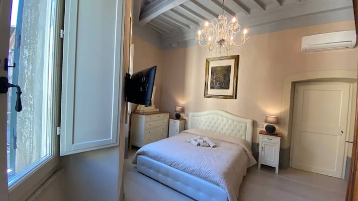 Dhomë me pamje nga Piazza Signorelli