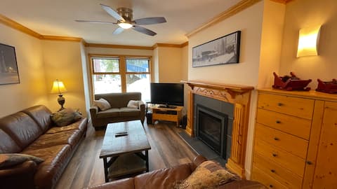 Top Airbnb: Twin Peaks A at Silver Star. Trailside Joy! in North Okanagan C