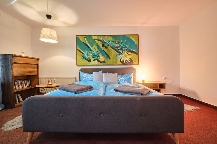 宽敞的卧室，配有舒适的床。