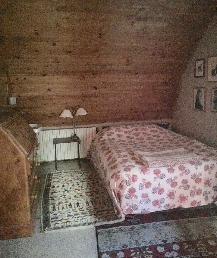 Chmbre 2 en el primer piso, cama de 140, con su lavabo