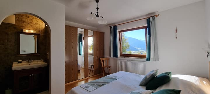 Slaapkamer 1 met wastafel, douche en WC