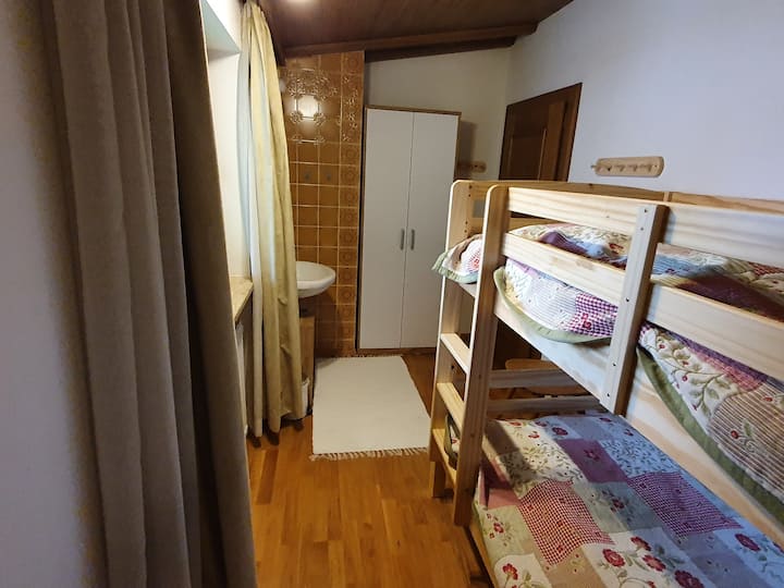 Slaapkamer 2 met wastafel