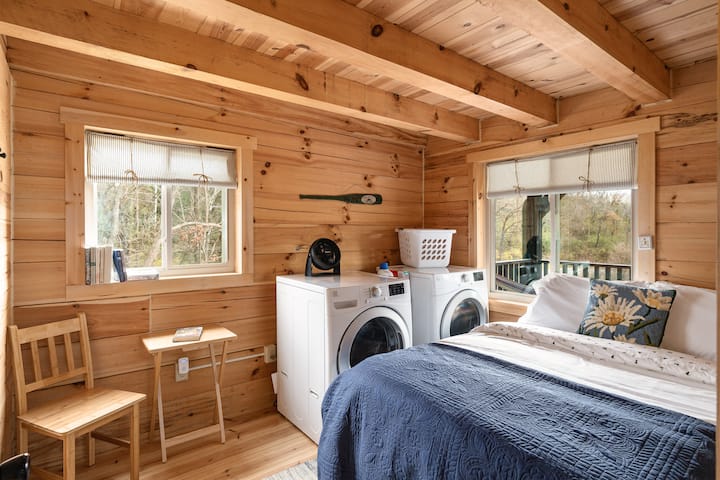A cozy room with a full size bed on the main floor private bedroom. All hypoallergenic bedding. Washer and dryer available for your needs.