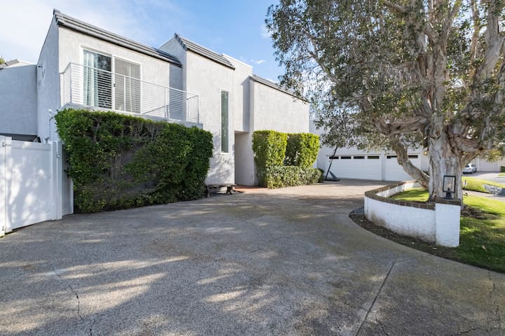 Relax in La Jolla Paradise with Firepit & Tree gallery image 2