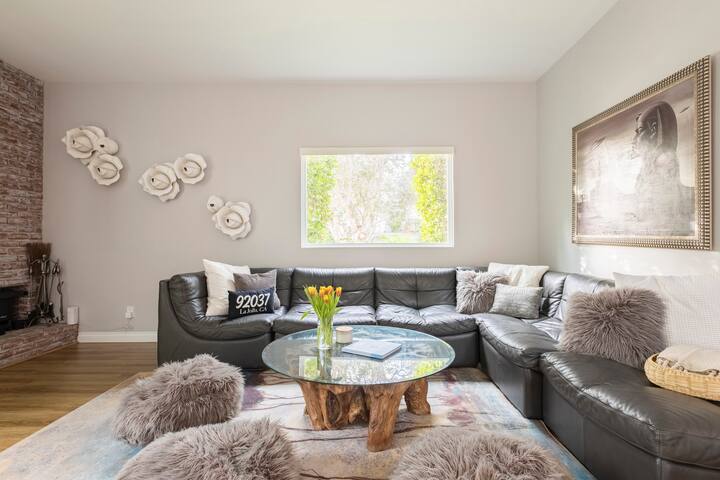 Relax in La Jolla Paradise with Firepit & Tree gallery image 5