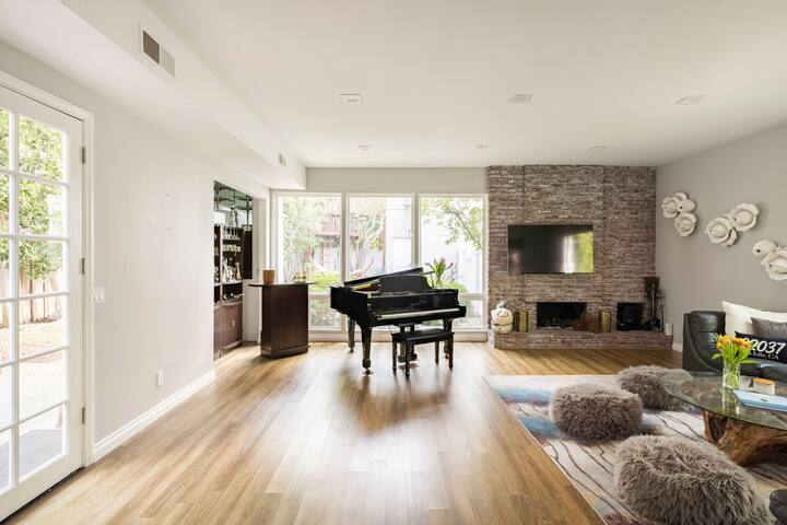 Relax in La Jolla Paradise with Firepit & Tree gallery image 3