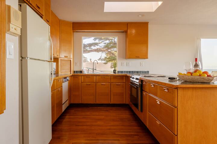 Oceanview Beach Retreat – spectacular views gallery image 5