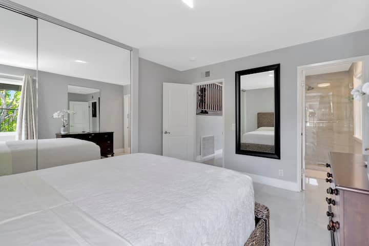 Deze slaapkamer bevindt zich op de begane grond. Het heeft uitzicht op de tuin en heeft ook een comfortabel matras. Tevens beschikt u over een privé badkamer die van de slaapkamer met de badkamer aansluit.