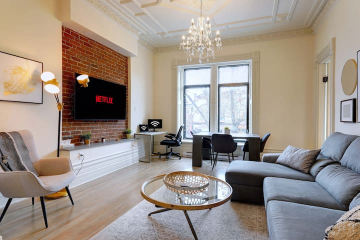 Chic St-Denis | Modern & Comfortable | Wifi | AC