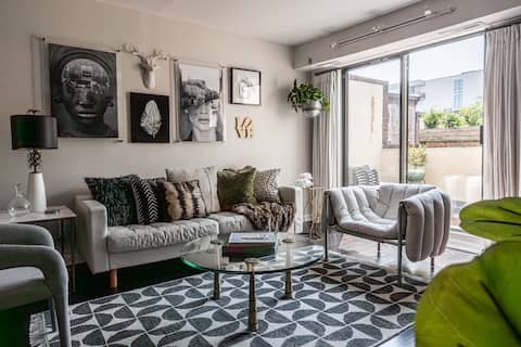 Designer 2bdrm Flat in Center City w/ Parking