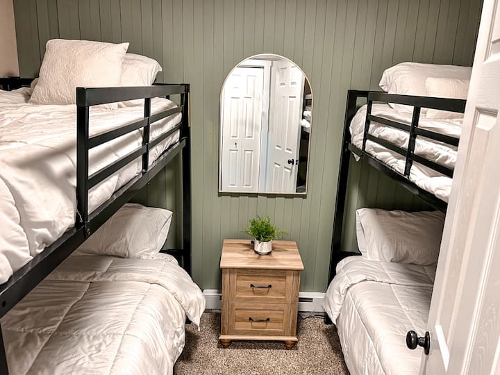 第三间卧室-双层床，全双人床