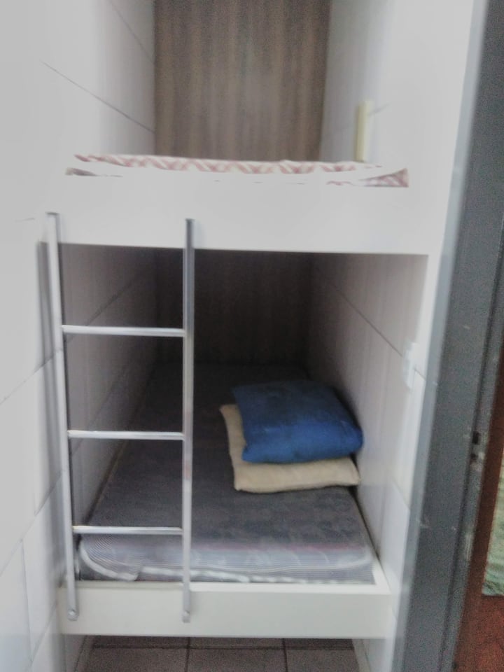 ห้องนอนพร้อมฟูกนอนขนาดใหญ่สำหรับเตียงสองชั้น