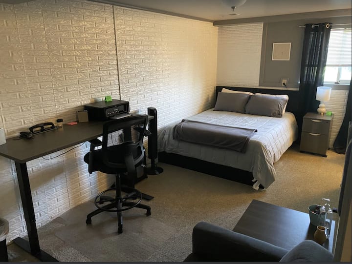 Dormitorio #3- En la planta baja con escritorio (impresora y área de pizarra para trabajar) 