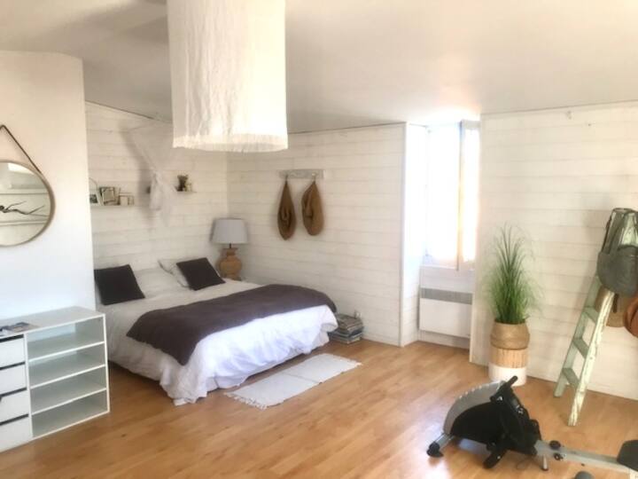 ห้องนอนใหญ่พร้อมห้องน้ำ - WC -
อุปกรณ์กีฬา (ไม้พาย)