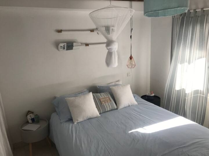 ห้องนอนเตียงใหญ่