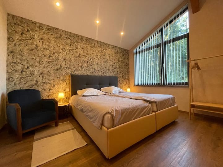 غرفة نوم بسريرين توأمين 2 متر
بناء جديد 2022