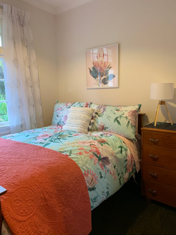 3. spavaća soba s bračnim krevetom, ugradbenim ormarom i samostojećim ladicama.