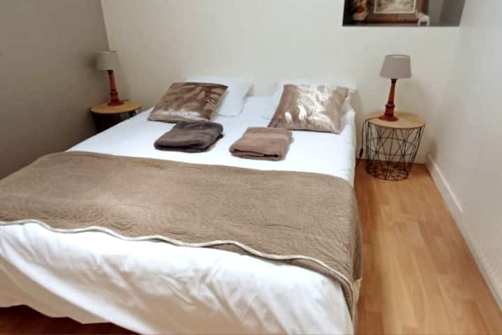 spálňa na prízemí so sprchovacím kútom